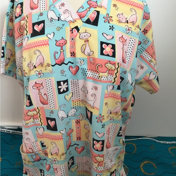 Scrub H.Q. Green /Pink Scrub Top Size Medium $20 - Picture 4 of 7